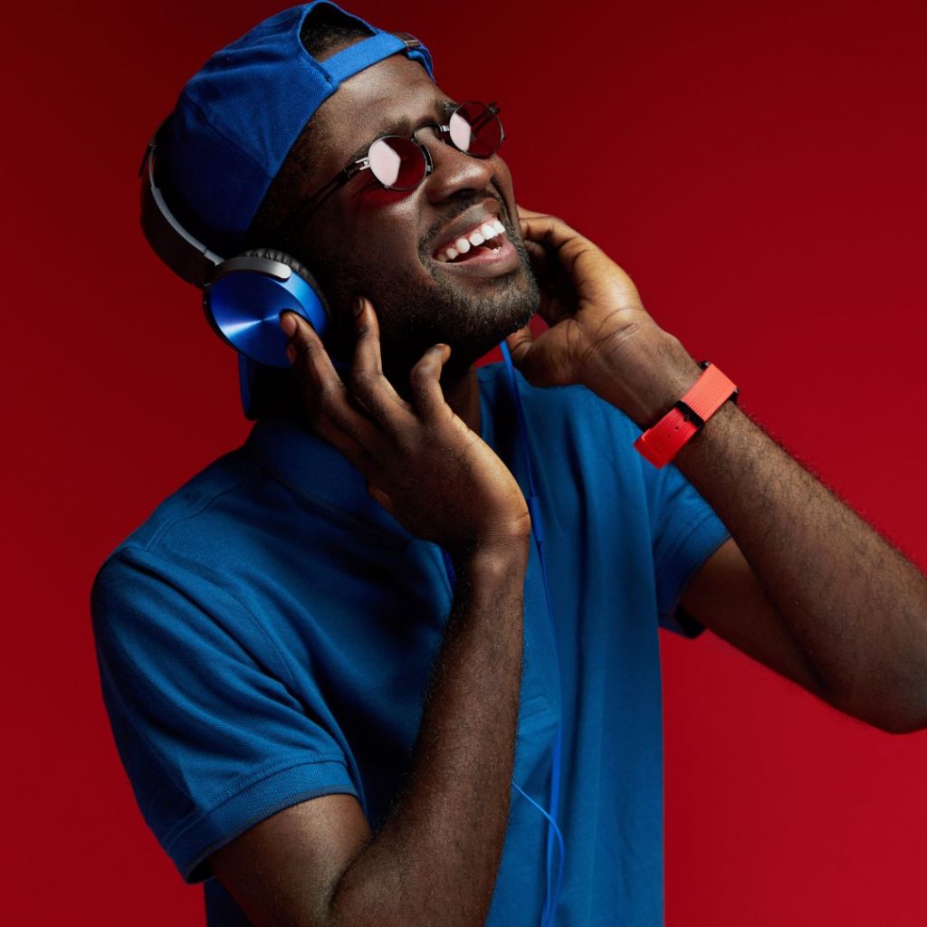 <strong>Subscribe to Jaro Magazine: Celebrating Black Art, Culture, and Creativity</strong> 2 listening to music